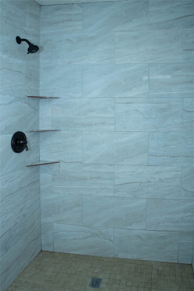 Building Photo - 6411 S Briar Bayou Dr