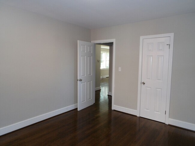 Building Photo - 506 James Ave