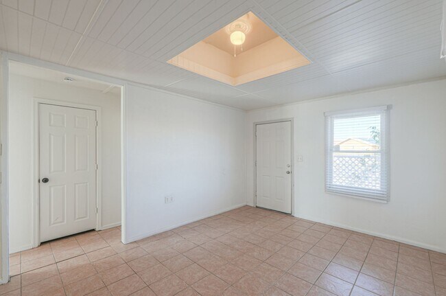 Building Photo - 2 Room 1 Bath Cottage with Huge Backyard