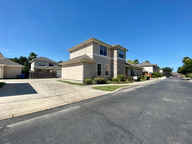 Building Photo - Medical Center/USAA/ UTSA 3 BD/2.5 BA Ready for Move In!