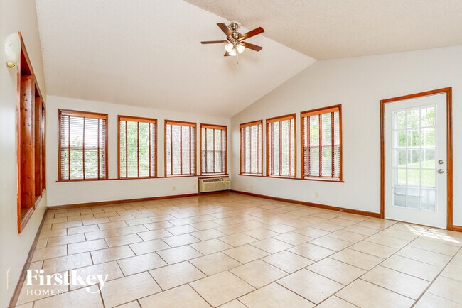 Building Photo - 650 Silver Maple Dr