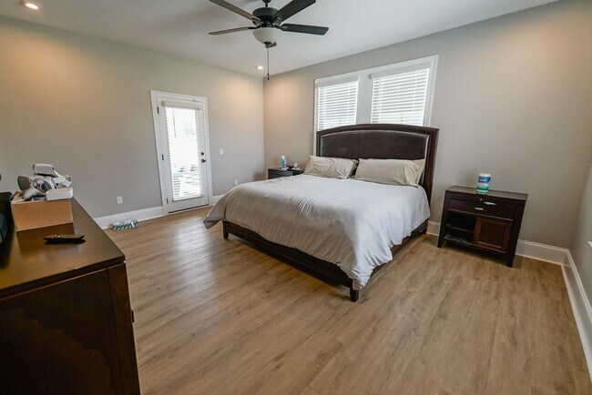 Building Photo - Available end of January in beautiful Summ...