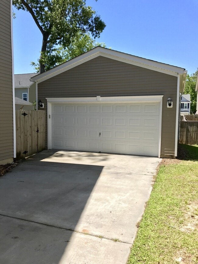 Building Photo - Beautiful Home in West Ashley!