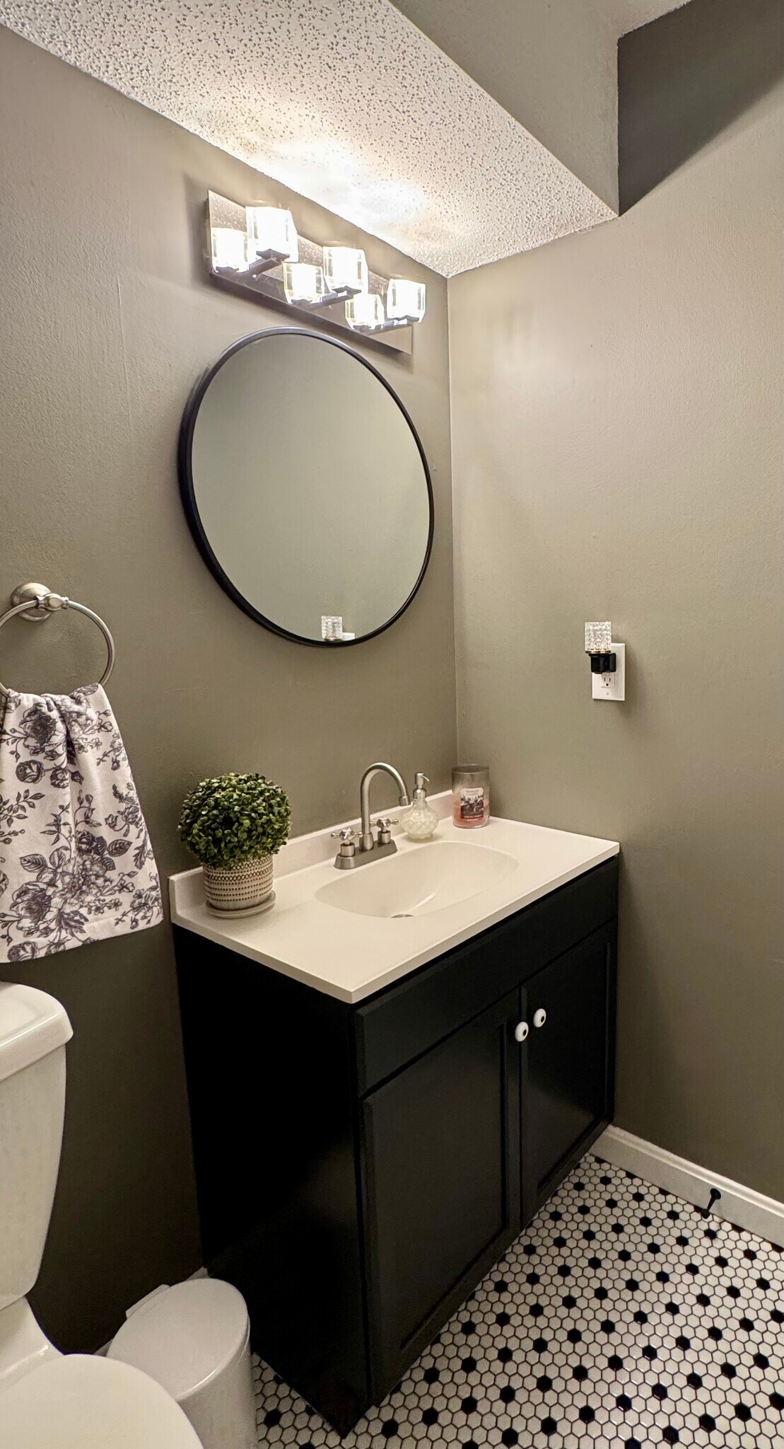 Building Photo - 275 Donohue Rd