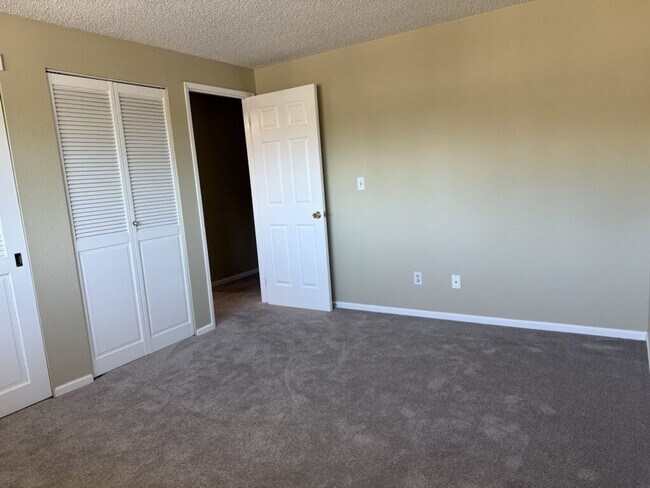 Building Photo - Updated Bellevue Condo with Reserved Parki...