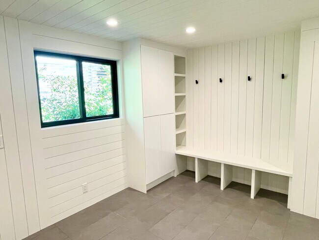 Building Photo - 3Bd/2Ba Bellevue Home