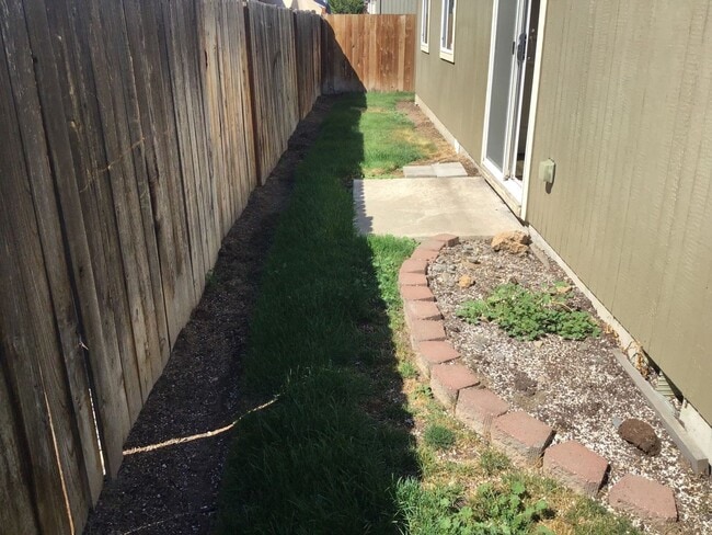 Building Photo - **$1,500 OFF 1st Month** Great Location! 3 Bedroom Home in SW Bend!