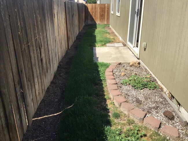 Building Photo - **$750 OFF 1st Month** Great Location! 3 Bedroom Home in SW Bend!