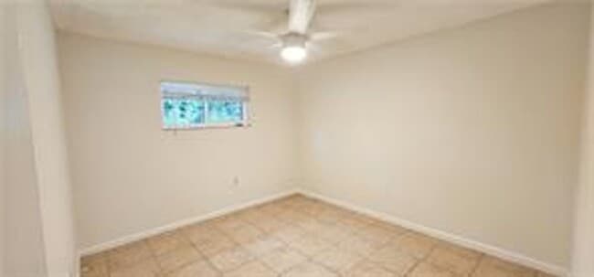 Building Photo - Cute 2/1 duplex - Freshly painted