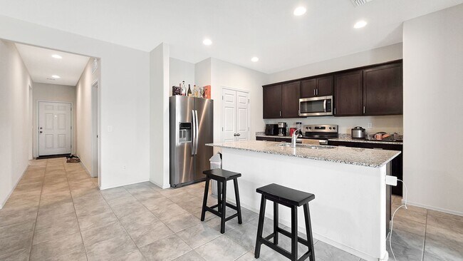 Building Photo - Like new home! Pristine condition!