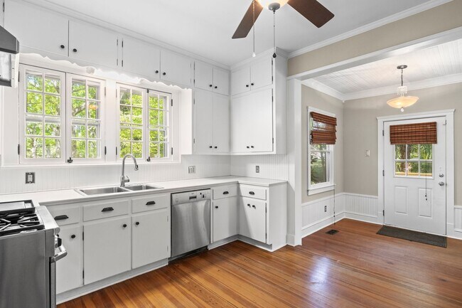 Building Photo - Historic Home in Wake Forest!