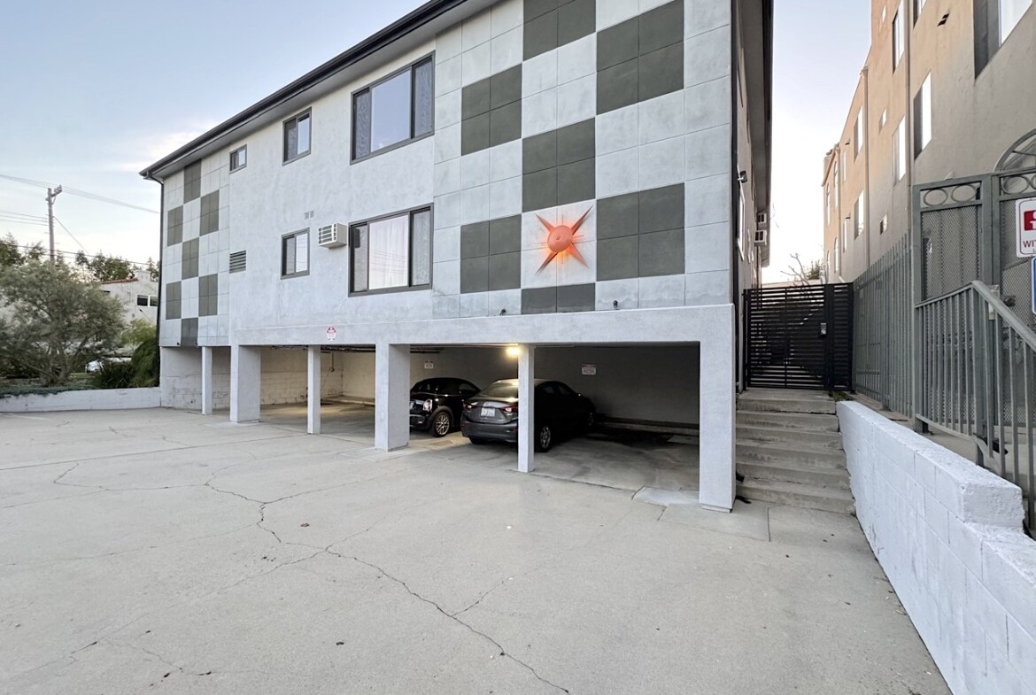 Building Photo - 8585 Pickford St