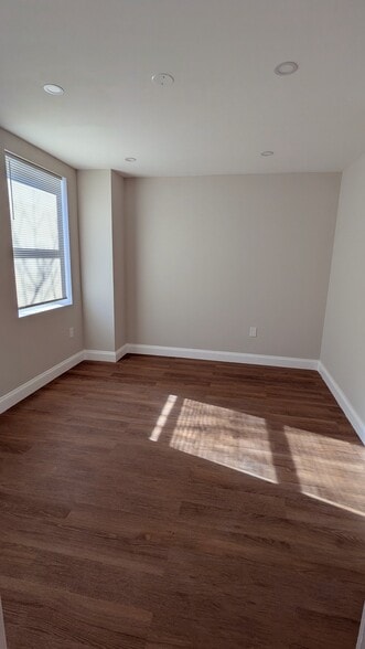 Building Photo - 628 Portland St