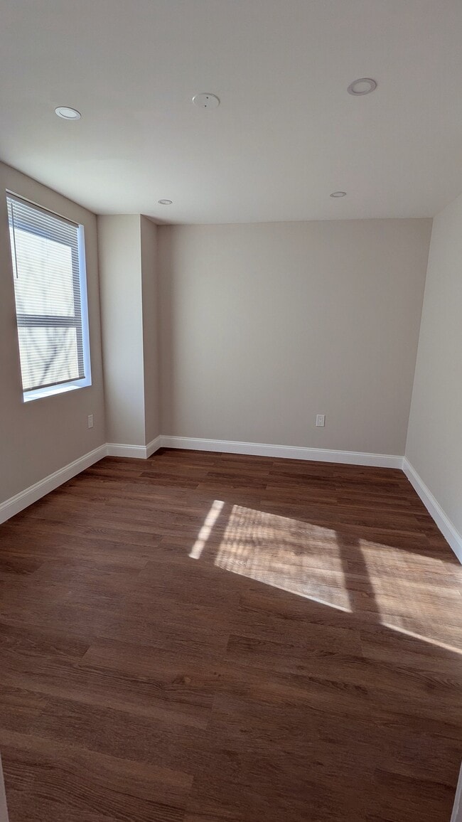 Building Photo - 628 Portland St