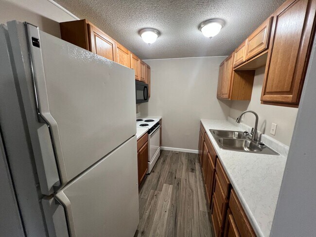 Building Photo - 2 Bedroom 1 Bathroom Apartment!