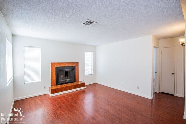 Building Photo - Beautifully Updated 2Bdm 1Ba Unit in a Gated Community