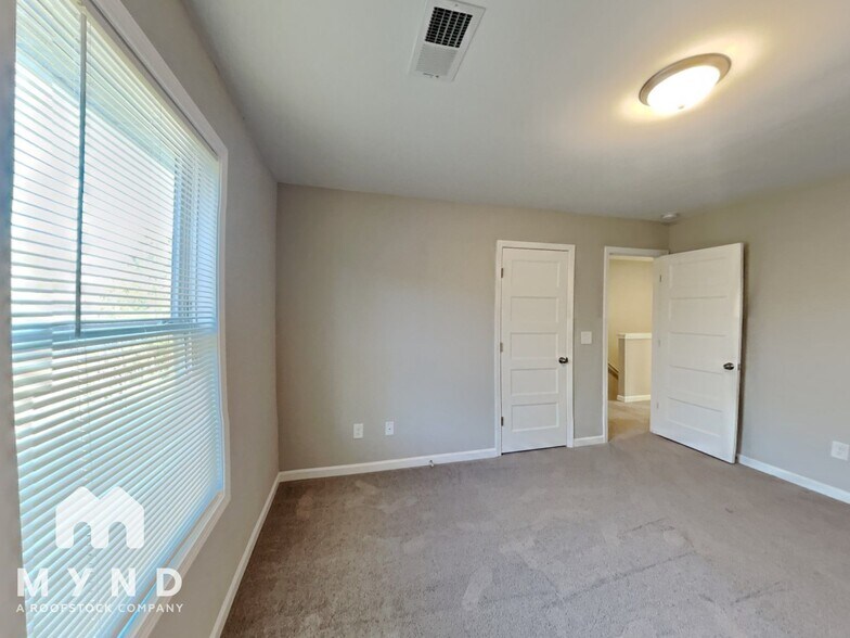 Building Photo - 389 Springwater Wy