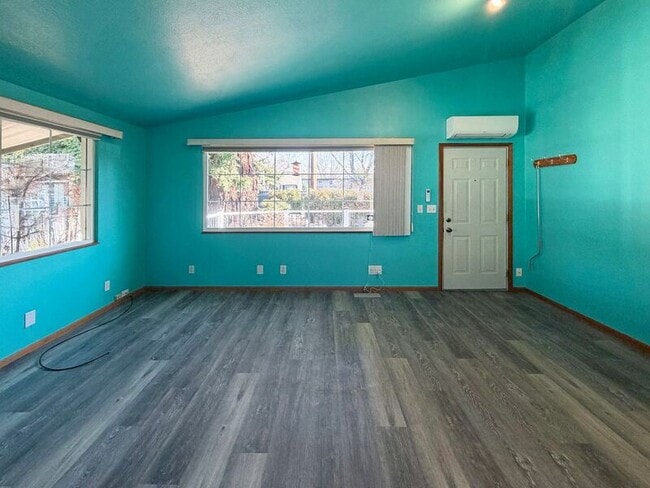 Building Photo - 731 W 8th Ave