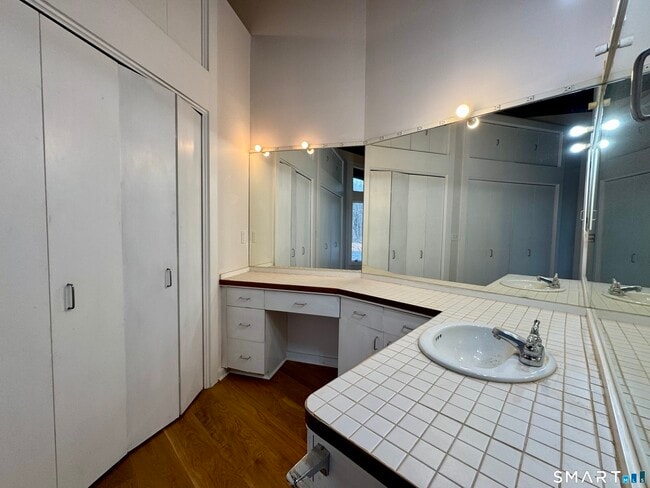 Building Photo - 860 Oakwood Rd