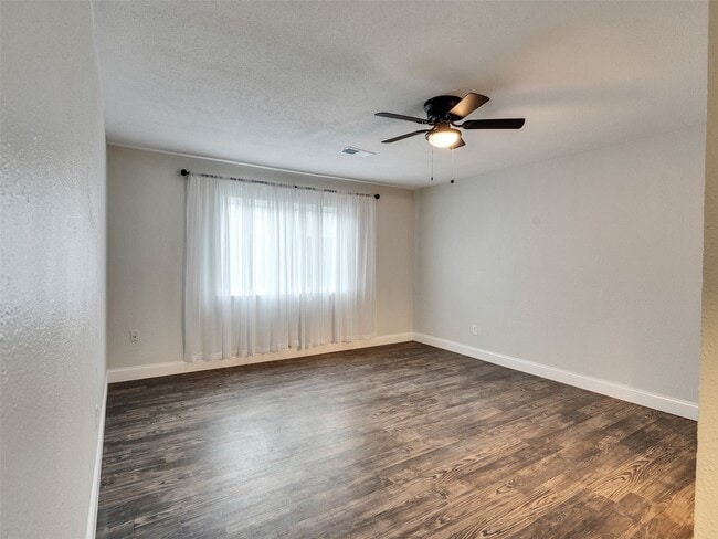 Building Photo - 2123 Quail Valley E Dr