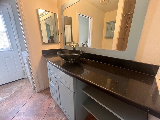 Building Photo - Beautiful Home available now