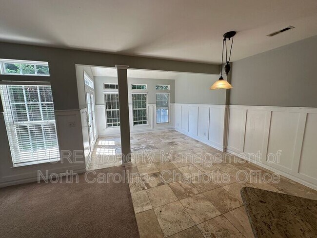 Building Photo - 6033 Queens Walk Ct