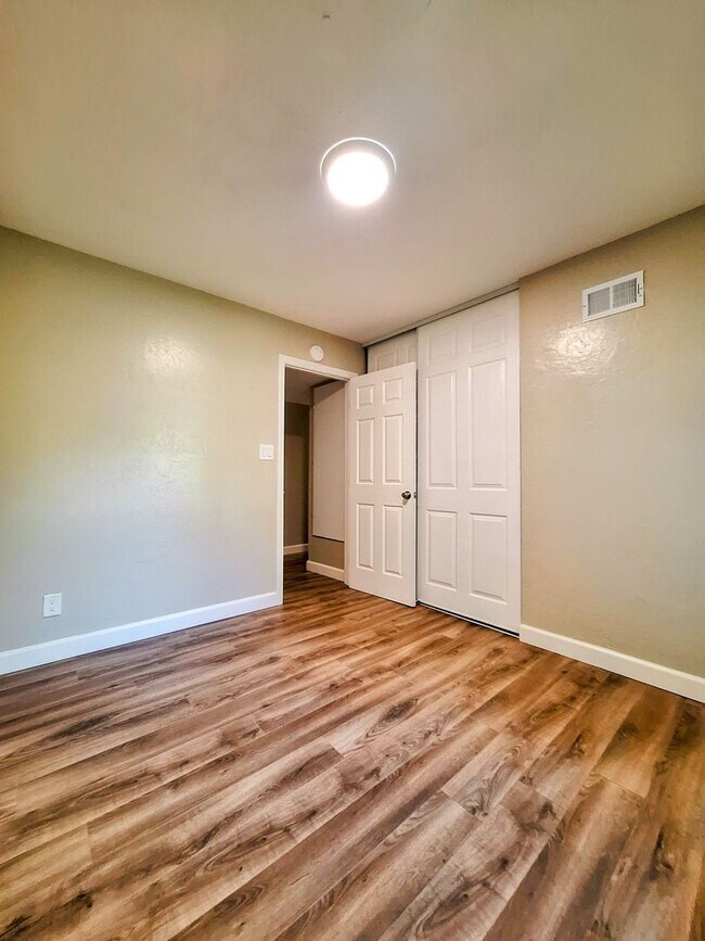 Building Photo - Beautiful & Spacious 3bd Townhouse w/Detached Garage