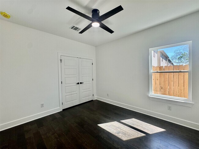 Building Photo - 6928 Paris St