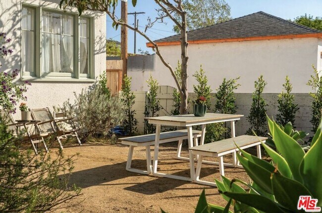 Building Photo - 818 Palms Blvd