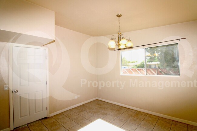 Building Photo - 4043 E Deseret Dr