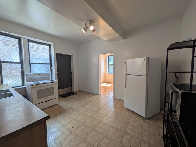 Building Photo - 3147 W Medill Ave