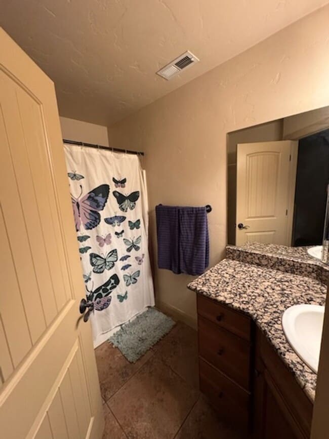 Building Photo - Charming Townhome
