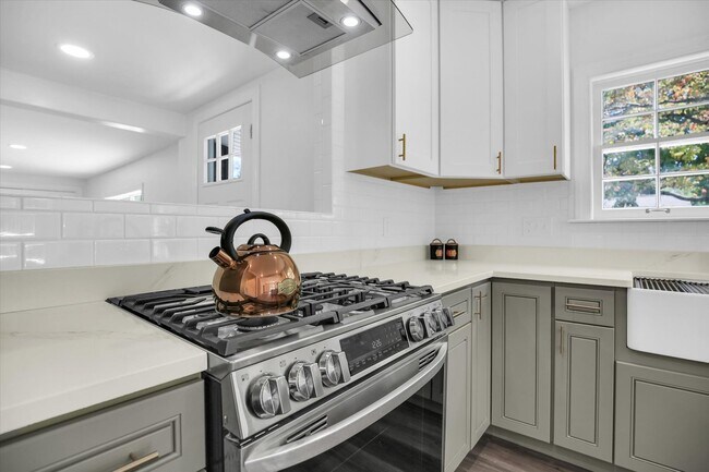 Building Photo - 1212 W Healey St