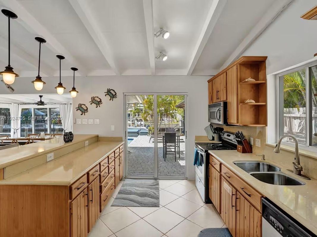 Building Photo - 2525 Gulfstream Ln