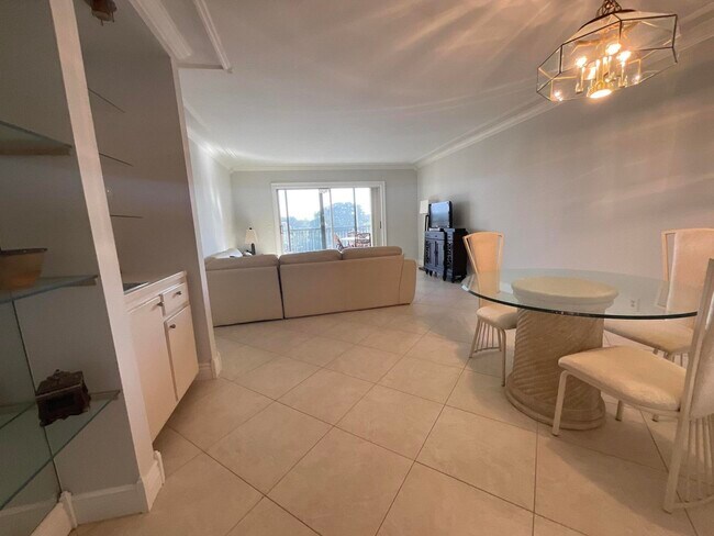 Building Photo - 14475 Strathmore Ln