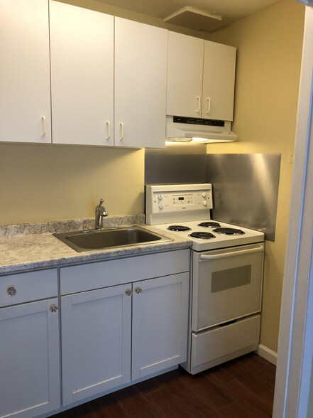 Galley kitchen - 2241 W Pensacola St