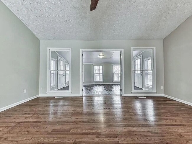 Building Photo - 2189 Chartwell Dr