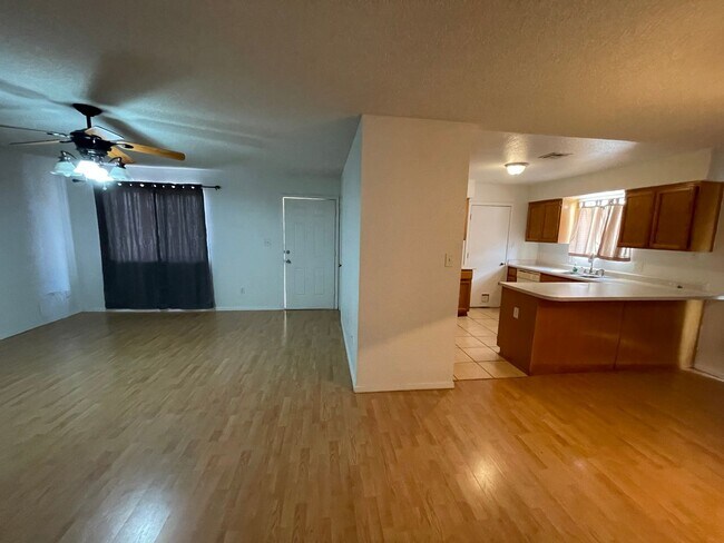 Building Photo - 3 BEDROOM HOME ON HUGE LOT WITH SOLAR  INCLUDED!