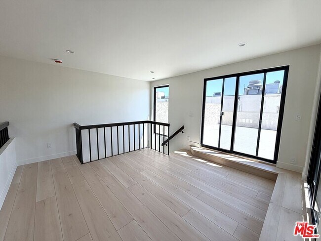 Building Photo - 5237 Newcastle Ave