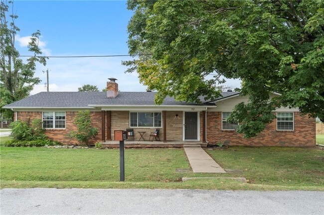 Building Photo - 701 NW Ford Ln