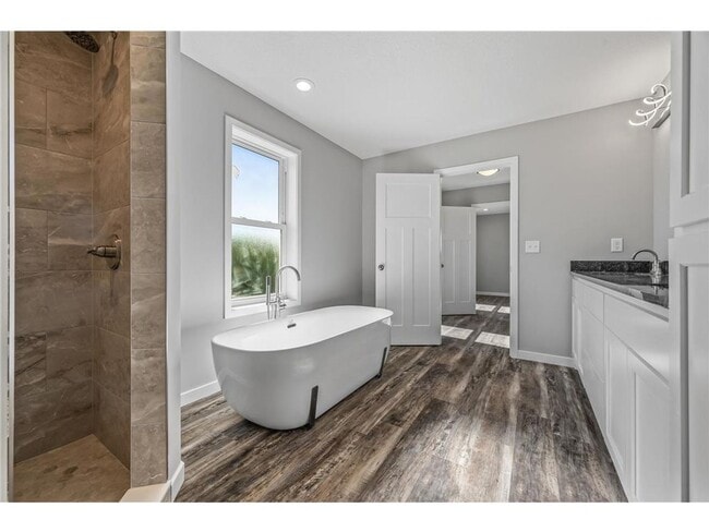 Building Photo - Rare 3 bed 4 bath no upgrade left out! 2 full kitchens, great views, dont miss out!