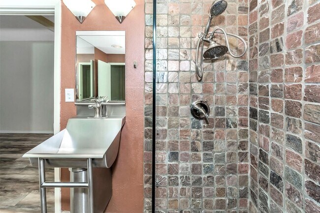 Building Photo - 26 Bounty Rd E