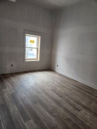 Building Photo - Beautifully remodeled 2 Bed + office apart...