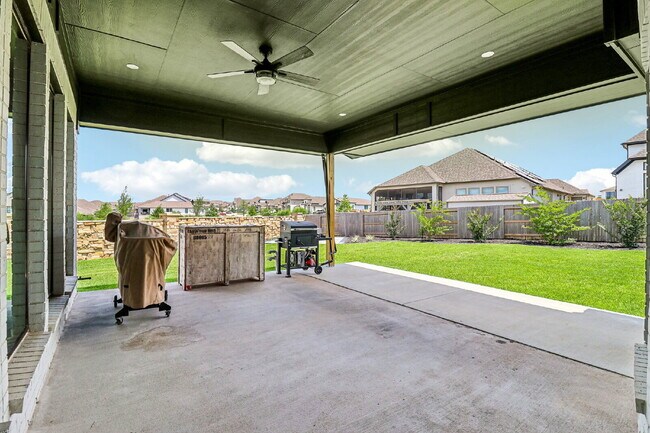 Building Photo - "Spacious 5-Bed Oasis with 4.5 Baths – You...