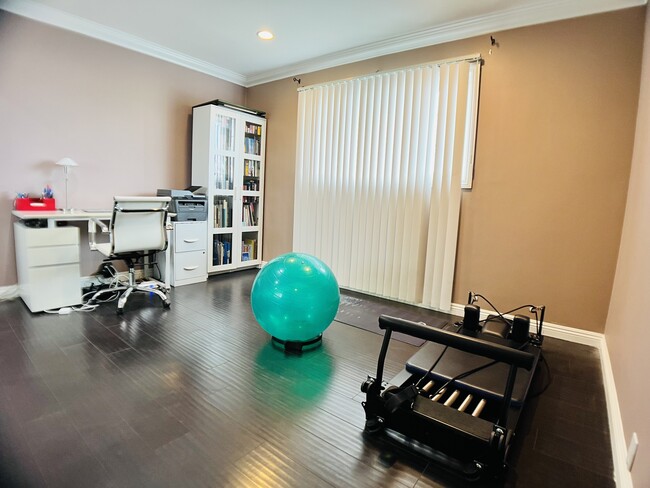 Office/Guest room with office desk and bookcase - 6301 Coldwater Canyon Ave