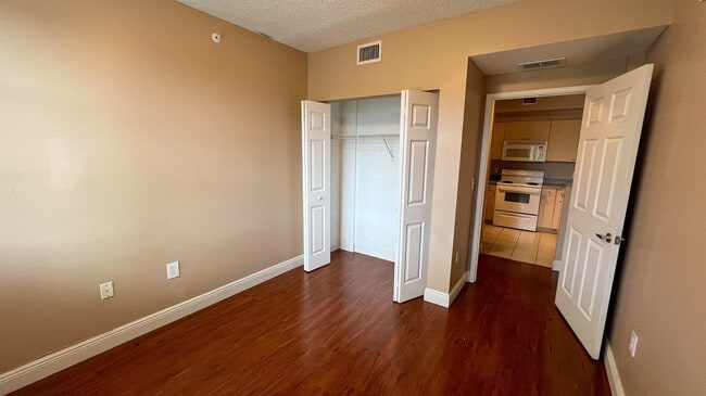 Building Photo - 7950 N Nob Hill Rd