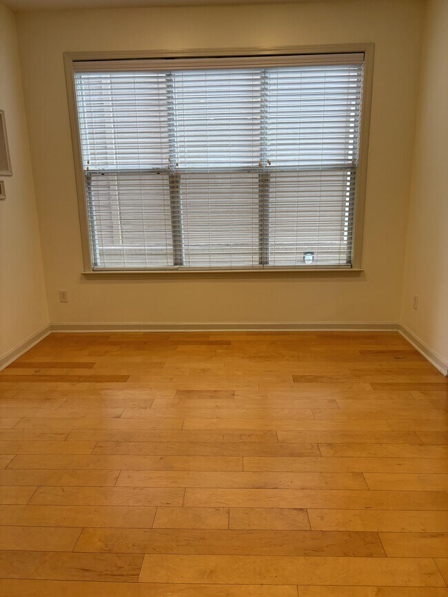 Building Photo - 1371 Island Town Dr