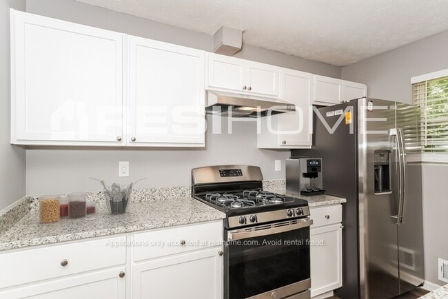 Building Photo - 403 River Chase Dr