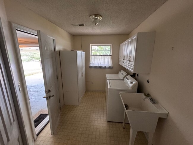 Building Photo - 2120 Limerick Ln