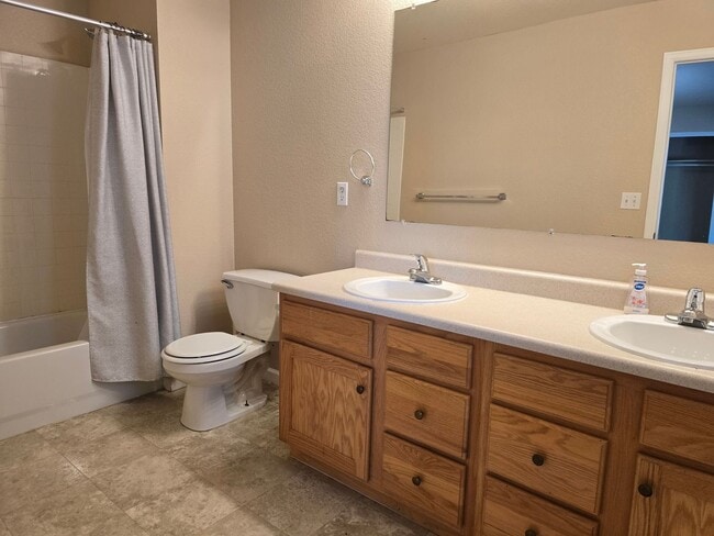 Building Photo - Three-bedroom condo in Denver boasts a lar...